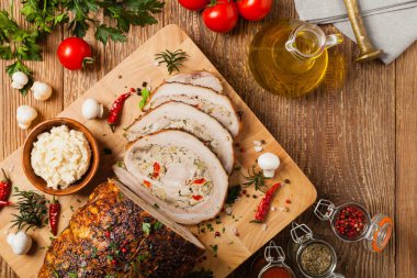 Bütün pastırmayı pişirdim. Kıyma, mantar ve kırmızı biberli Roulade. Üst görünüm.