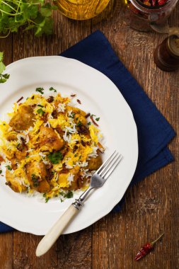 Biryani ve tavuk. Geleneksel Hint yemeği ve baharat ve yoğurt ile marine edilmiş tavuk. Doğal ahşap arka plan. 