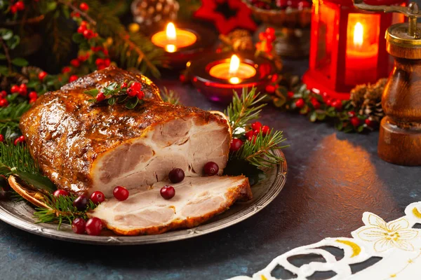 Schweinenacken Weihnachtlichen Stil Dunkelmarineblauer Hintergrund Weihnachtsaccessoires Kerzen Und Laternen Hintergrund — Stockfoto