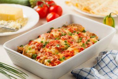 Domates soslu tavuklu fırında krep. Ön görünüm. 