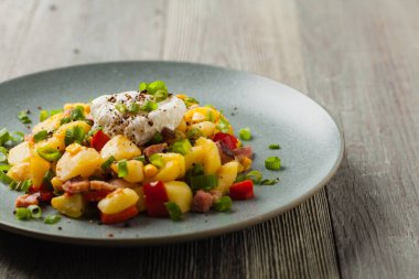 Geleneksel Amerikan haşlaması ve sahanda yumurta. Ön görünüm. 