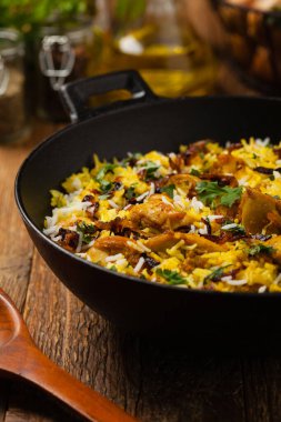 Biryani ve tavuk. Geleneksel Hint yemeği ve baharat ve yoğurt ile marine edilmiş tavuk. Ön manzara. Doğal ahşap arka plan. 