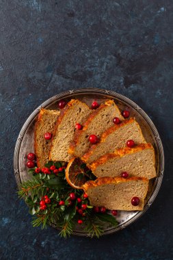 Noel süslemesinde leziz tavuk ve domuz etli börek. Kırsal tarzda. Karanlık arka plan, metal plakalar. Üst görünüm.
