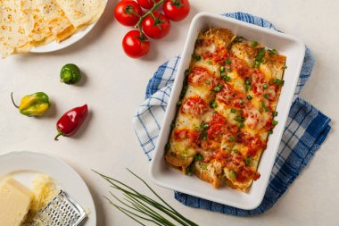 Domates soslu tavuklu fırında krep. Üst görünüm. 