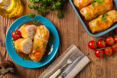 Geleneksel doldurulmuş lahana, kıyma ve pilav, domates sosunda servis edilir. Üst Manzara. Düz yatıyordu.