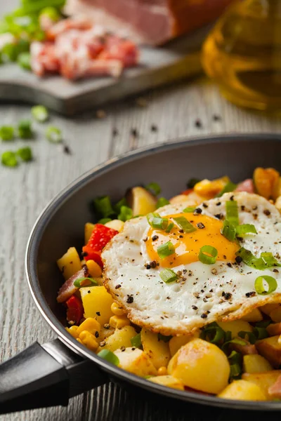 Traditional American Hash Fried Eggs Front View — Stock Photo, Image