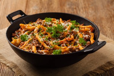 Makarna al ferretto ve ragu bolonez. Ön görünüm.