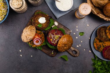 Havuçlu sebze burger, pancar kökü ve mantar. Üst Manzara. Siyah arkaplan.