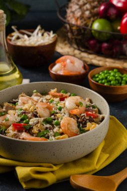 Sebzeli pilav ve deniz ürünleri.