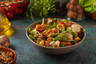 Tavuklu salata ve cips. Bir kasede servis edildi..