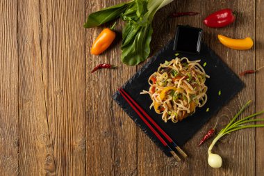 İstiridye soslu tavuklu makarna. Bir tavada hazır. Tabakta servis edilir..