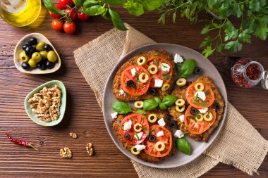 Domatesli domuz pirzolası. Zeytin ve peynir ile servis edilir. Üst Manzara. Ahşap arkaplan.