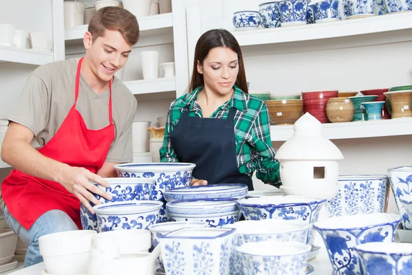 Mann und Frau arbeiten — Stockfoto