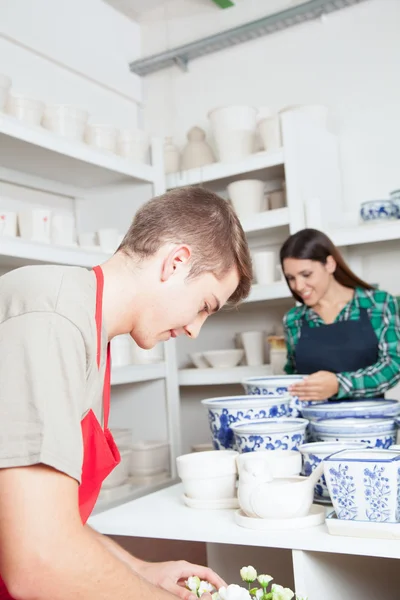 Mann und Frau arbeiten in einem Keramikgeschäft — Stockfoto