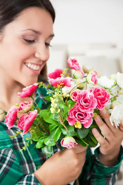 Frau mit Blumenstrauß — Stockfoto