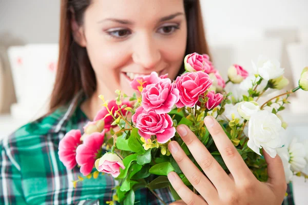 Frau mit Blumenstrauß — Stockfoto