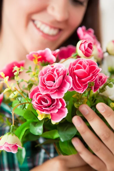 Frau mit Blumenstrauß — Stockfoto