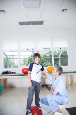 çocuk ile çalışan terapist