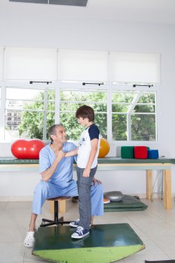 çocuk ile çalışan terapist