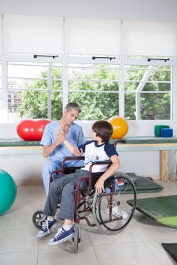 çocuk ile çalışan terapist