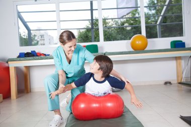 Çocuk ile çalışan terapist kadın