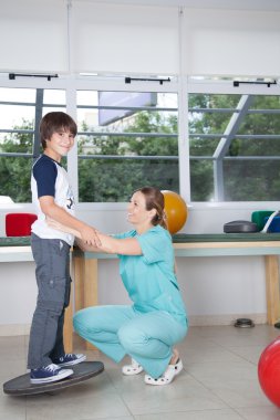 Rehabilitasyon çocuğu olan kadın