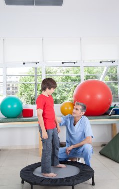 terapist olan çocuk egzersiz