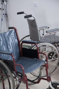 hastanede iki tekerlekli sandalyeler