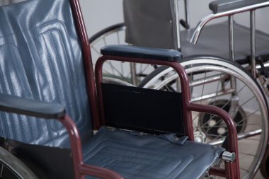 hastanede iki tekerlekli sandalyeler