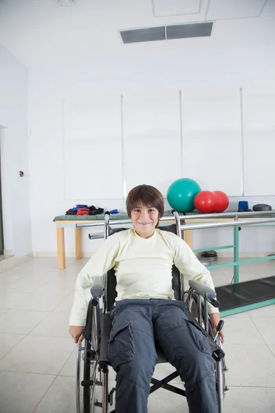 Lachende jongen in rolstoel — Stockfoto