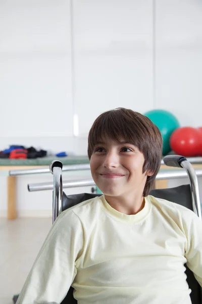 Niño en silla de ruedas en rehabilitación —  Fotos de Stock