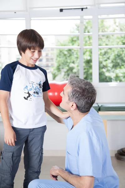 Terapista che lavora con il ragazzo — Foto Stock