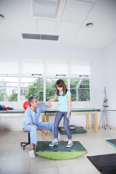 Terapeuta trabajando con chica — Foto de Stock