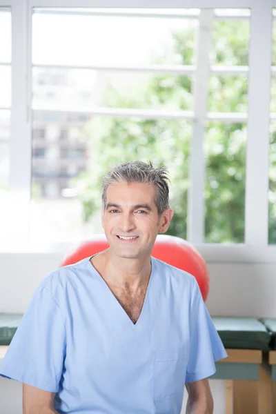 Terapeuta masculino sonriendo —  Fotos de Stock