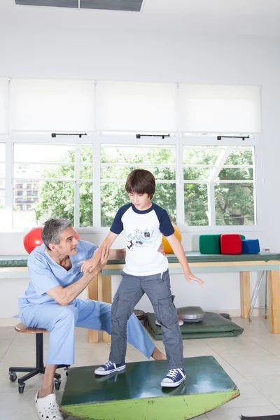 Terapeuta con niño trabajando —  Fotos de Stock