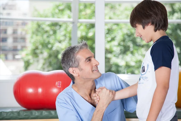 Terapeuta y niño tomados de la mano —  Fotos de Stock