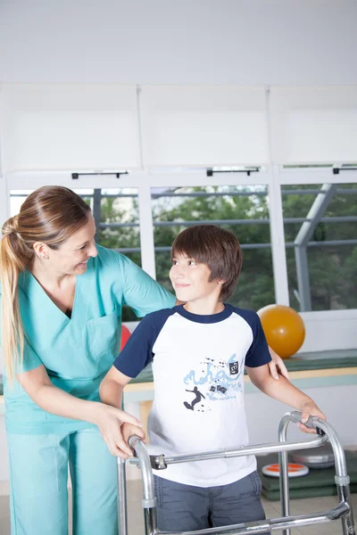 Mujer con niño trabajando en rehabilitación —  Fotos de Stock