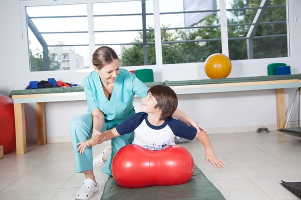 Terapeuta mujer trabajando con chico — Foto de Stock