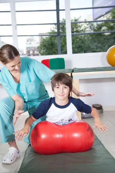 Terapeuta kobieta pracuje z chłopcem — Zdjęcie stockowe