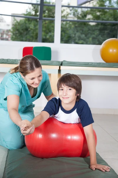 Terapeuta mujer trabajando con chico — Foto de Stock