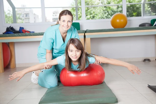 Mujer trabajando con chica en rehabilitación —  Fotos de Stock