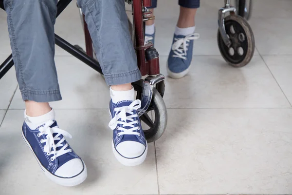 Çocuklar hastanede sandalyeli