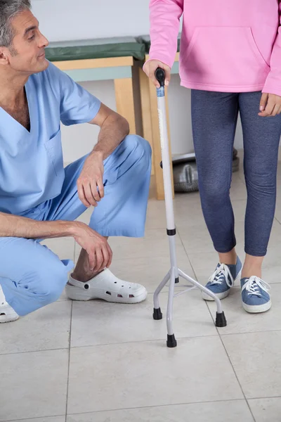 Terapeuta trabajando con chica en rehabilitación —  Fotos de Stock