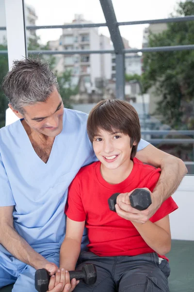 Terapeut s chlapcem na rehabilitaci — Stock fotografie