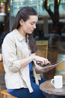 Tablet bilgisayar kullanan kadın
