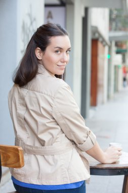 güzel bir kadın kahve içme
