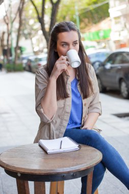 güzel bir kadın kahve içme