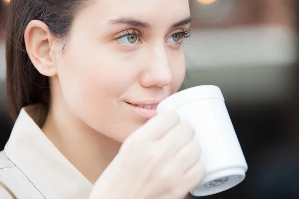 Ładna kobieta pije kawę — Zdjęcie stockowe