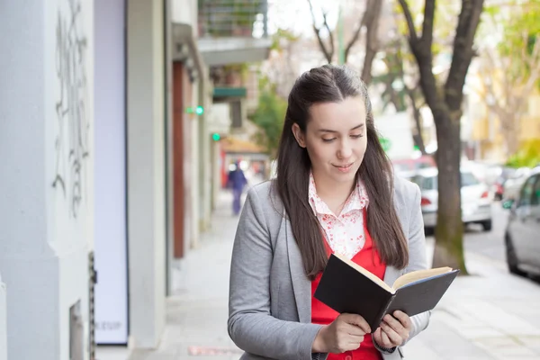 Mooie vrouw lezing boek — Stockfoto