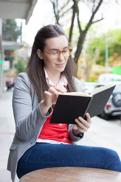 Hübsche Frau liest Buch — Stockfoto